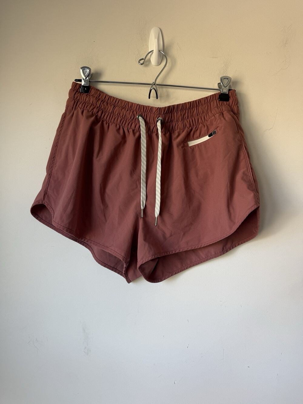 Vuori Women's Clementine 4 Short 2.0 Rosewood Color Size L 2” VW3000 Lined